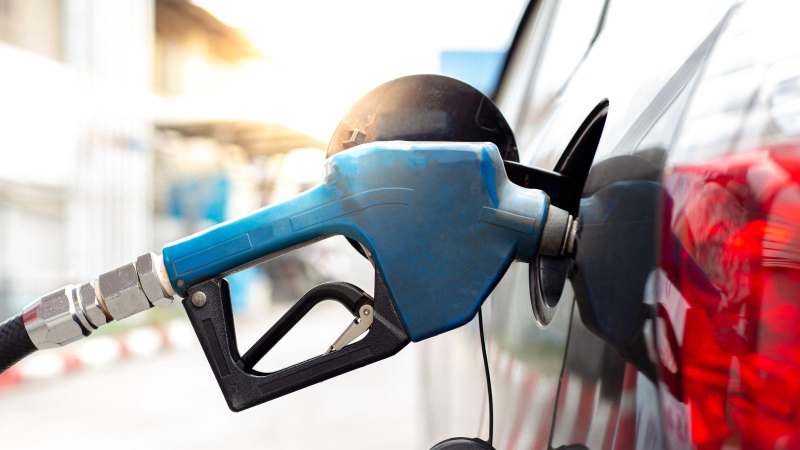 Gas in Wisconsin dips below $3 a gallon