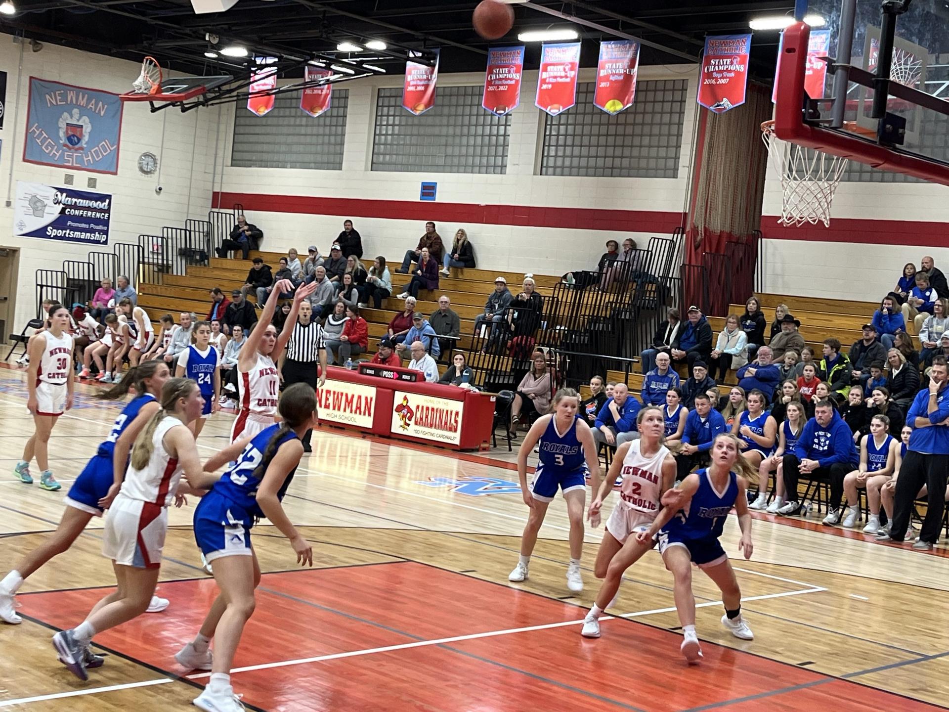 Thursday girls’ basketball roundup: DC Everest earns narrow opening win while Newman Catholic falls to Assumption.